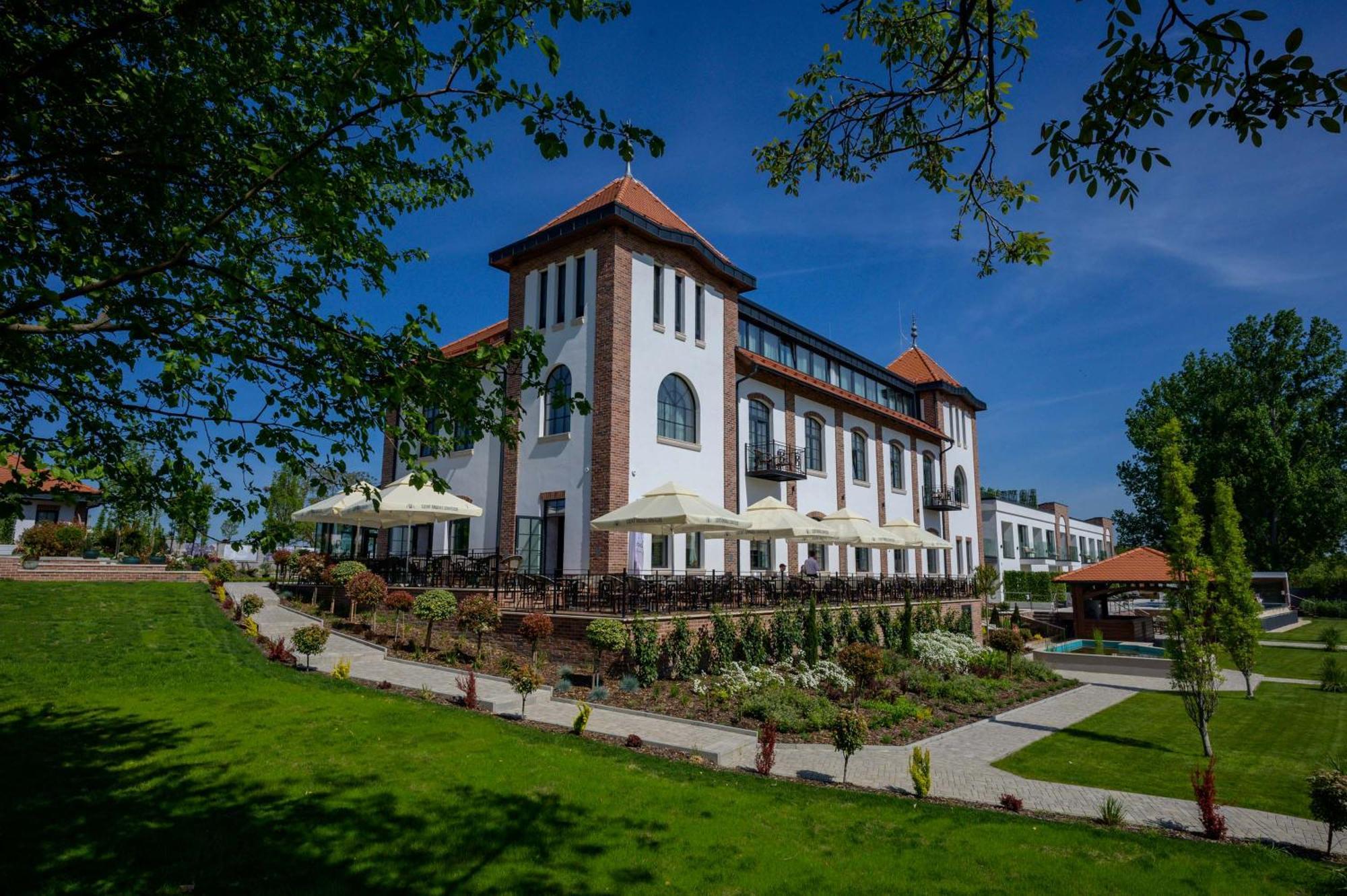 Bordur Wellness Hotel Superior Es Szonyegmuzeum Bekesszentandras Exterior foto